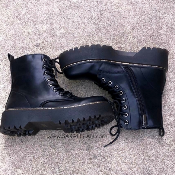 Dolls Kill Shoes - 𝙇𝙖𝙨𝙩 5.5 🖤Winter Daze Platform Combat Boot - BLACK